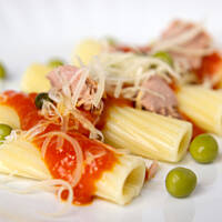 Makaron z sosem pomidorowym i tuńczykiem