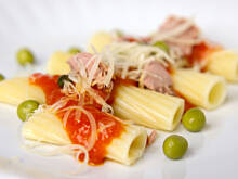 Fot. Wkn, Makaron z sosem pomidorowym i tuńczykiem