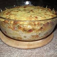 Zapiekanka z makaronem i mięsem w sosie serowym