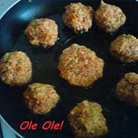 Pupleciki z kaszy i mięsa mielonego w sosie pomidorowym