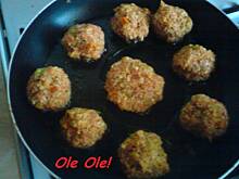 Fot. oleole, Pupleciki z kaszy i mięsa mielonego w sosie pomidorowym