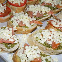 Zapiekanki z pesto i łososiem wędzonym