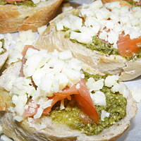 Zapiekanki z pesto i łososiem wędzonym