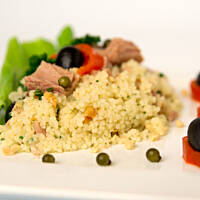 Sałatka z kuskusu z tuńczykiem i orzechami