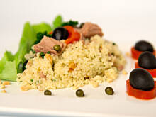 Fot. Wkn, Sałatka z kuskusu z tuńczykiem i orzechami