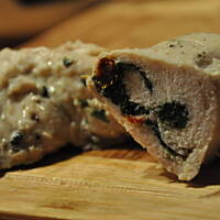 Roladki z kurczaka ze szpinakiem i suszonymi pomidorami