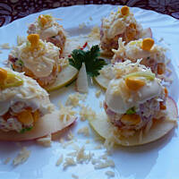 Sałatka serowo-szynkowa na plasterkach jabłka wg Ani