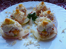 Fot. Mama - Różyczki, Sałatka serowo-szynkowa na plasterkach jabłka wg Ani