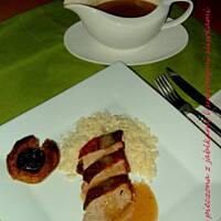 Kaczka pieczona z jabłkami i suszonymi śliwkami z aromatycznym sosem pieczeniowym