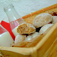 Kruche ciasteczka pekanowo-cynamonowe w pudrze