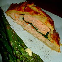 Tarta z ciasta francuskiego z łososiem i krewetkami