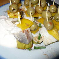 koreczki śledziowe z sosem