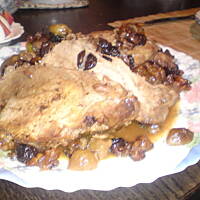 schab pieczony z rodzynkami, orzechami i cebulą