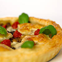 Tarta gorgonzolla dolce z pachnącym pomidorami sosem