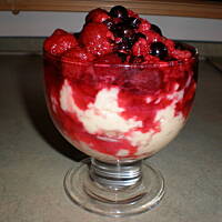 Budyń waniliowy z owocami leśnymi