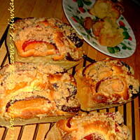 Mini bochenki drożdżowe ze śliwkami i kruszonką