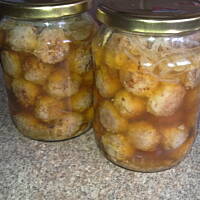 Kulki z mielonego mięsa w zalewie octowej.