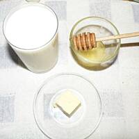 Mleko z miodem i masłem - zdrowiem płynące