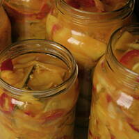 Słońce w słoiku (sałatka z cukinii)