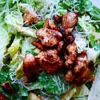 sałata Caesar z grillowanym kurczakiem