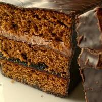 Piernik przekladany kremem i powidłami