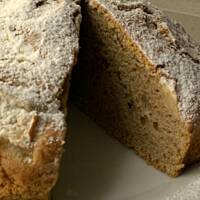 Cynamonowa babka z suszonymi śliwkami lub jabłkiem