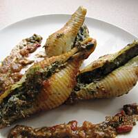 Muszle nadziewane szpinakiem i serem gorgonzola posadzone w sosie z suszonych pomidorów