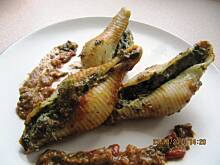 Fot. ciapeczka, Muszle nadziewane szpinakiem i serem gorgonzola posadzone w sosie z suszonych pomidorów