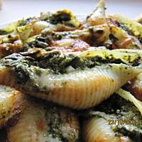 Muszle nadziewane szpinakiem i serem gorgonzola posadzone w sosie z suszonych pomidorów