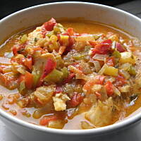 Dorsz duszony z warzywami po portugalsku