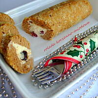 Korzenno-miodowa rolada biszkoptowa z kremem z masła, serka mascarpone i suszonych owoców