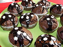 Fot. Satina, Muffiny piernikowe z suszonymi śliwkami i polewą