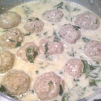 Klopsy w sosie szpinakowym