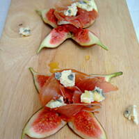 Figi z szynką parmeńską, serem 'blue' i miodem