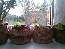 Fot. Anka53, Osłonki na doniczki z papierowej wikliny.
