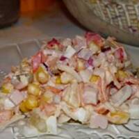 Sałatka z szynką i ananasem