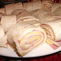 Tortilla z szynką i serem.