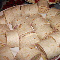 Tortilla z szynką i serem.