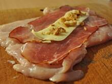 Fot. MIENTA, Wielkie kotlety z kurczaka z niespodzianką