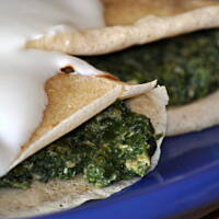 orkiszowe naleśniki ze szpinakiem pod pierzynką babci Małgosi