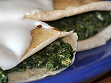 Fot. babcia Małgosia, orkiszowe naleśniki ze szpinakiem pod pierzynką babci Małgosi