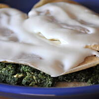 orkiszowe naleśniki ze szpinakiem pod pierzynką babci Małgosi