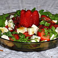 sałatka z rukoli z fetą i truskawkami babci Małgosi