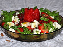 Fot. babcia Małgosia, sałatka z rukoli z fetą i truskawkami babci Małgosi