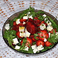 sałatka z rukoli z fetą i truskawkami babci Małgosi