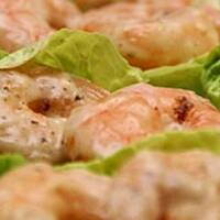 Krewetki w szampanie na liściach cykorii