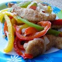 Kolorowe paseczki z kurczakiem w panierce curry