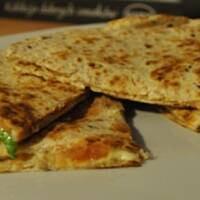Quesadille z papryczkami chili i pomidorem