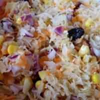 Surówka z kiszonej kapusty z kukurydzą i rodzynkami