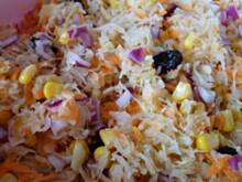 Fot. Anna Z, Surówka z kiszonej kapusty z kukurydzą i rodzynkami